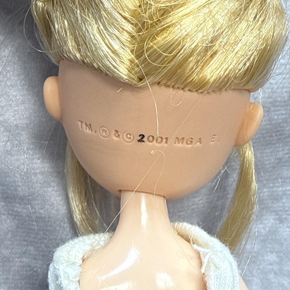 Vintage Bratz Chloe RARE Doll 2001 with Pink Fuzzy Y2K Phone & 2 Silver Brushes - Picture 6 of 16